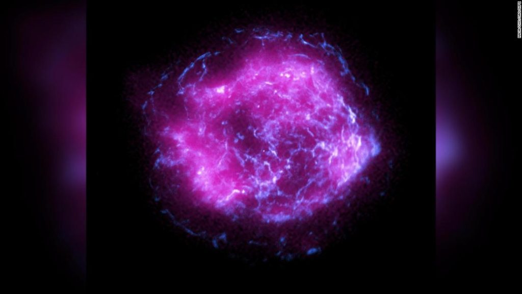 Glühende Wolken umgeben einen explodierenden Stern auf dem atemberaubenden ersten Bild einer NASA-Mission