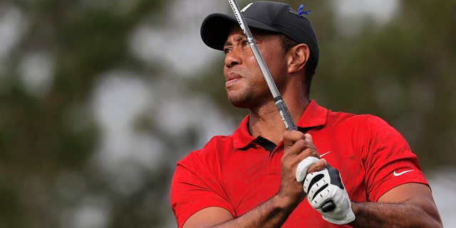 Tiger Woods spielt am Sonntag, den 19. Dezember 2021, in Orlando, Florida, in der zweiten Runde des PNC Championship-Golfturniers auf dem zweiten Loch.