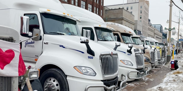 Lastwagen säumen die Straße direkt vor dem kanadischen Parlament