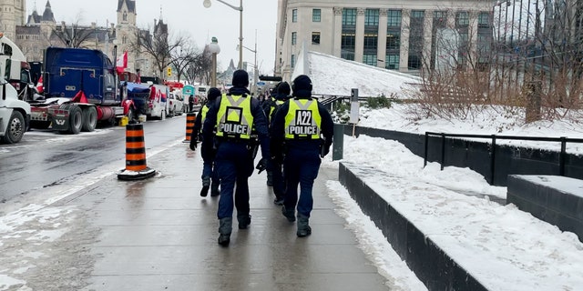 Die Polizei verteilte Mitteilungen an die Demonstranten der Freedom Caravan, die am Mittwoch in Ottawa geblieben waren.