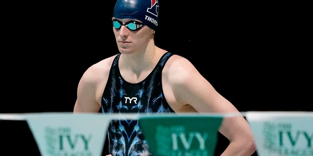 Leah Thomas aus Pennsylvania wartet darauf, im Qualifikationslauf für den 200-Yard-Freistil bei den Schwimm- und Tauchmeisterschaften der Ivy League-Frauen an der Harvard University am Freitag, den 18. Februar 2022, in Cambridge, Massachusetts, zu schwimmen.