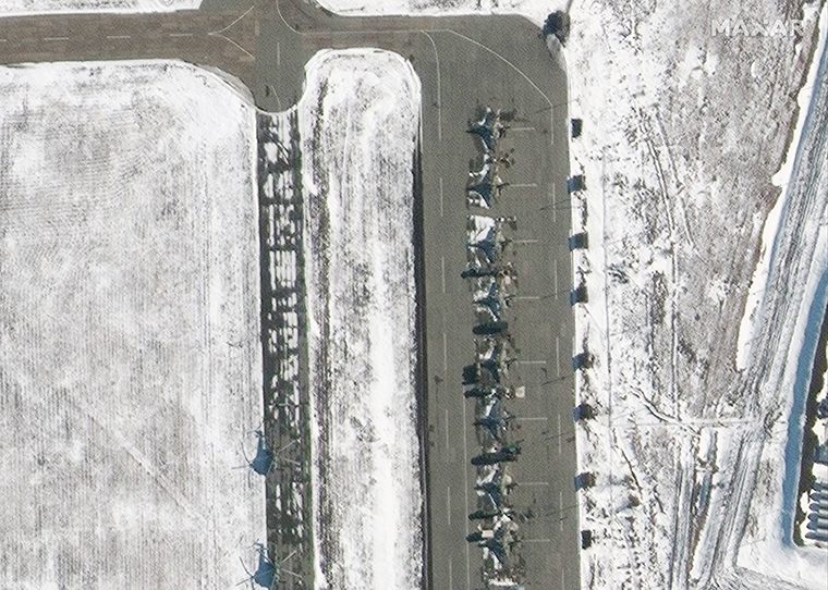 Satellitenbilder zeigen eine neue Hubschraubereinheit und Kampfgruppe, die am russischen Flughafen Melerovo stationiert sind, etwa 16 Kilometer von der ukrainischen Grenze entfernt.