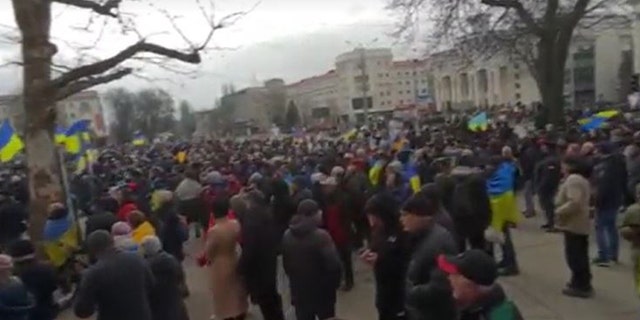 Dutzende Ukrainer versammelten sich in Cherson gegen die russischen Invasoren.