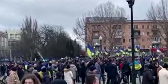 Ukrainer versammeln sich gegen Russlands Invasion und schreien "Cherson ist die Ukraine!"