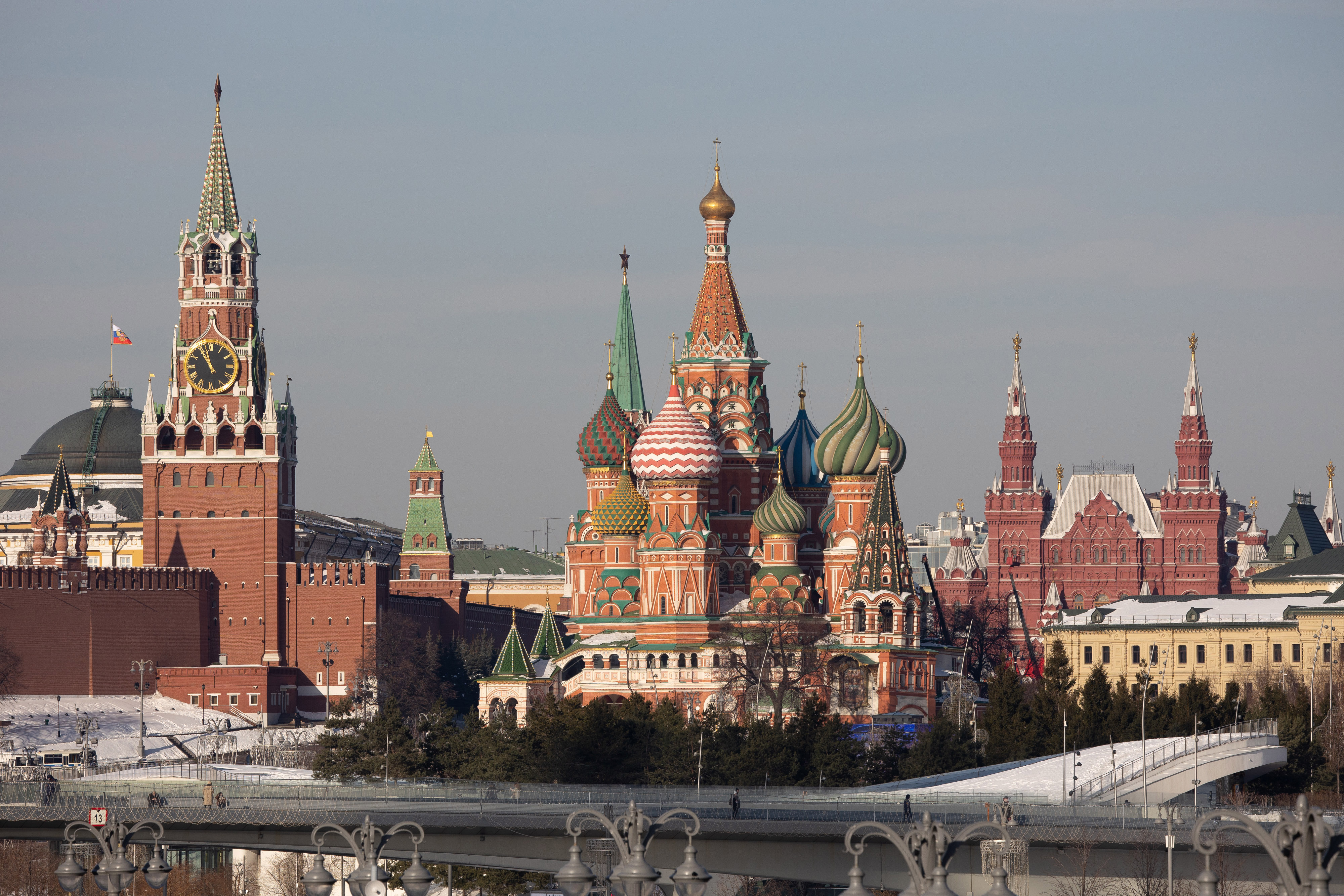 Der Spasskaja-Turm im Kreml, links, und die Basilius-Kathedrale, Mitte, in Moskau, Russland, am 15. Februar.