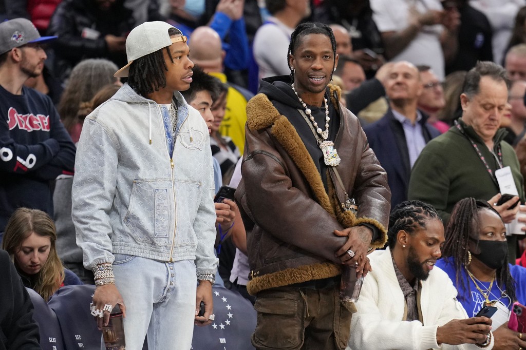 Die Rapper Lil' Baby und Travis Scott nehmen an einem Spiel zwischen den Brooklyn Nets und den Philadelphia Sixers teil 