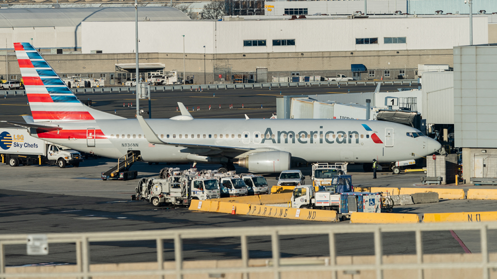 American Airlines nimmt den Verkauf von alkoholischen Getränken auf ausgewählten Flügen im April wieder auf