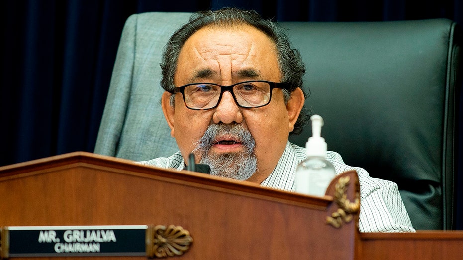 Der Vorsitzende des Ausschusses für natürliche Ressourcen des Repräsentantenhauses, Raul Grijalva aus Arizona, hält eine Abschlusserklärung während der Anhörung des Ausschusses für natürliche Ressourcen des Repräsentantenhauses auf dem Capitol Hill in Washington, D.C., am 29. Juni 2020 (Foto von Bonnie Cash/Paul/AFP über Getty Images)