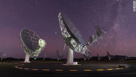 MeerKAT-Radioteleskopschüsseln sind unter dem Sternenhimmel in Karoo, Südafrika, zu sehen. 