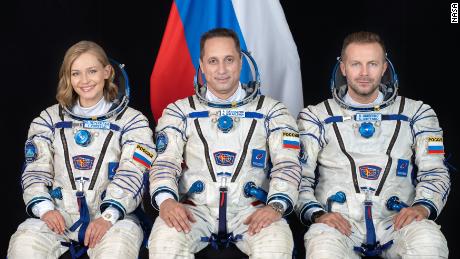 Die russische Crew dreht einen bahnbrechenden Film im Weltraum und kehrt sicher zur Erde zurück