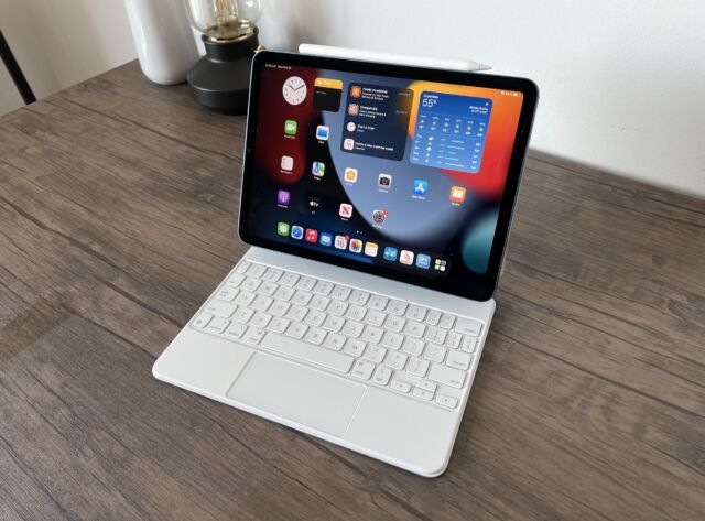 2022 iPad Air mit Magic Keyboard und Apple Pencil.