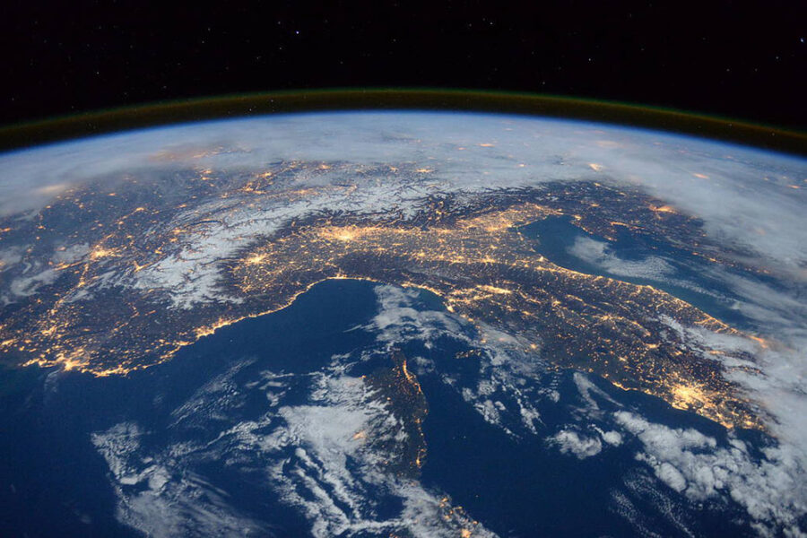 Blick auf die Erde der Internationalen Raumstation bei Nacht