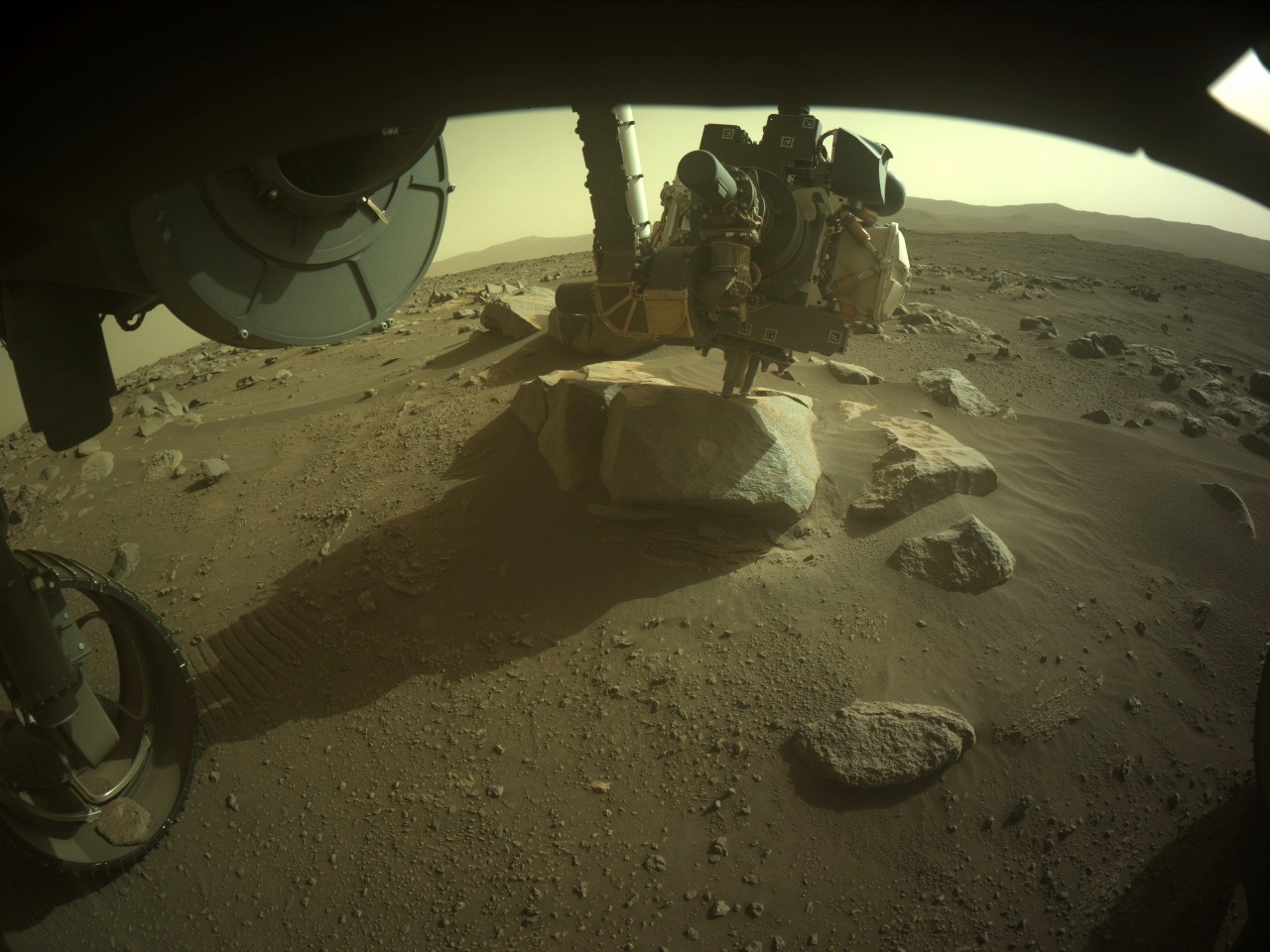 Die Mars-Sonde der NASA sammelte ihre siebte Gesteinsprobe des roten Planeten.  Dieses Bild zeigt den Rover am 7. März 2022 in Aktion.