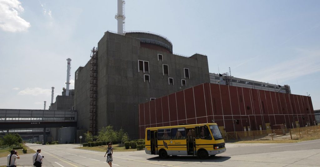 Schwere Kämpfe lösen Feuer vor Kernkraftwerk in der Ukraine aus - Beamte