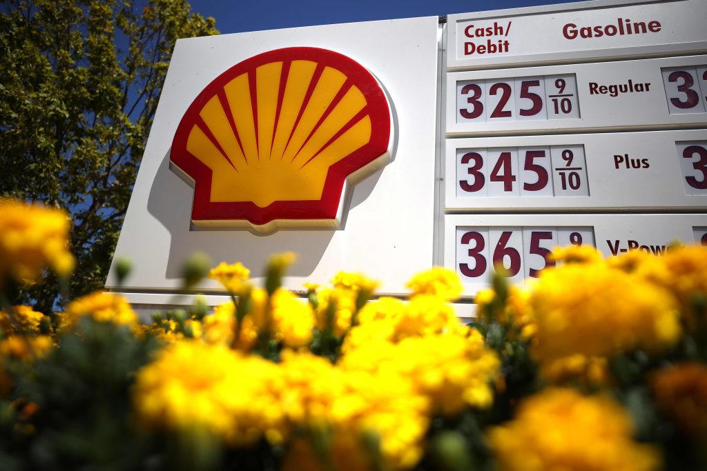 Shell entschuldigt sich für den Kauf von russischem Öl und kündigt seinen schrittweisen Rückzug an