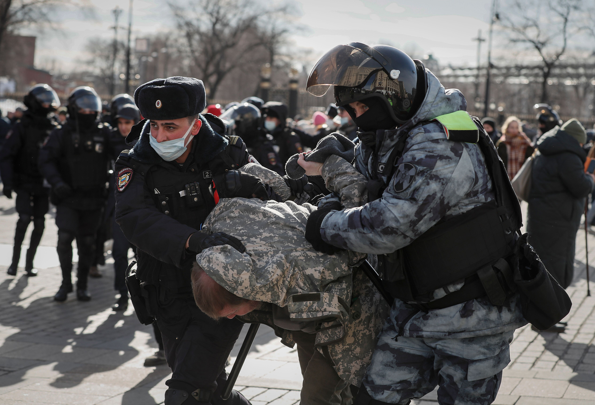 Die russische Polizei nimmt am 6. März einen Demonstranten im Zentrum von Moskau fest. 