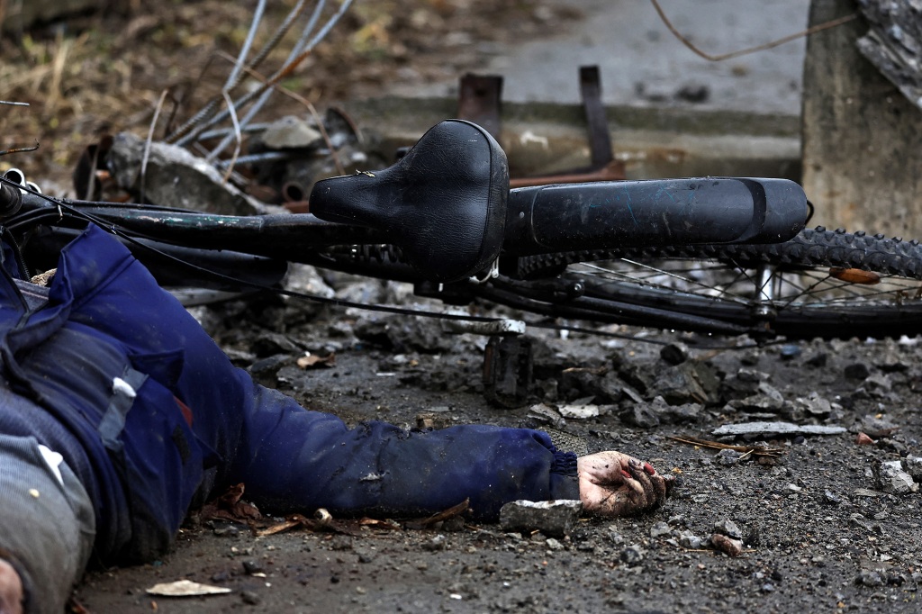 Beleidigung oder Aufregung: Der Leichnam einer Frau wird nach Angaben eines Bewohners, der von Soldaten der russischen Armee getötet wurde, während der russischen Invasion in der Ukraine am 2. April 2022 in Bucha in der Region Kiew in der Ukraine auf die Straße geworfen. 