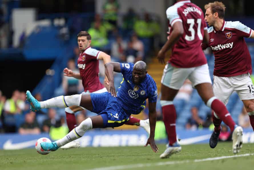 Chelseas Romelu Lukaku wurde im Strafraum von West Hams Craig Dawson gefoult.