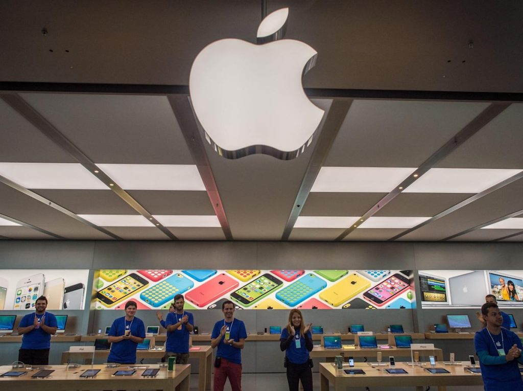 Apple muss einem Mann mehr als 1.000 US-Dollar zahlen, weil er seinem neuen iPhone kein Netzteil beigelegt hat, urteilt der Richter