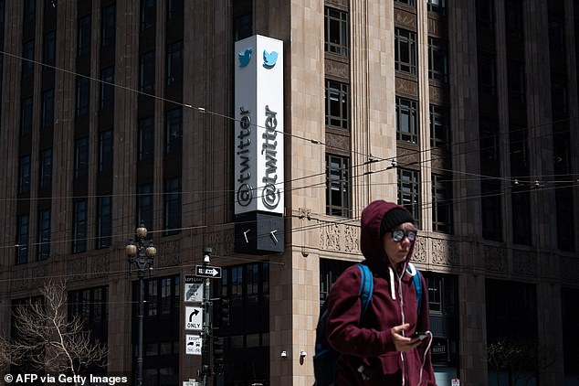Eine Person geht am 26. April 2022 in der Innenstadt von San Francisco an der Twitter-Zentrale vorbei