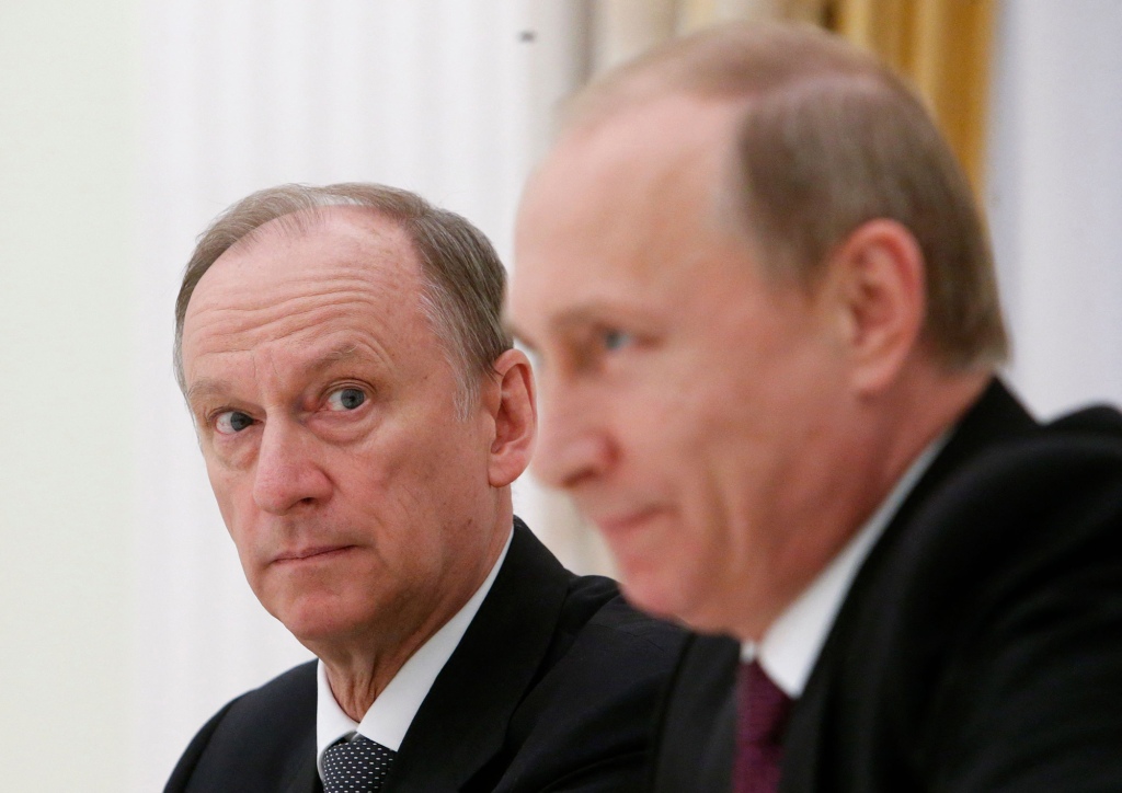 Der Sekretär des russischen Sicherheitsrates, Nikolai Patrushev (L), sieht Präsident Wladimir Putin während eines Treffens mit hochrangigen BRICS-Beamten, die für Sicherheitsangelegenheiten im Kreml in Moskau am 26. Mai 2015 verantwortlich sind, an.