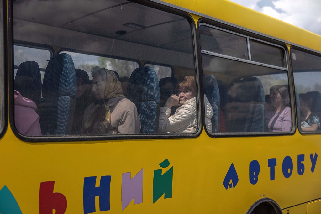 Binnenvertriebene sitzen in einem Bus, nachdem sie aus der Frontstadt Urekiew am Evakuierungspunkt in Saporischschja, Ukraine, am 02. Mai 2022 angekommen sind