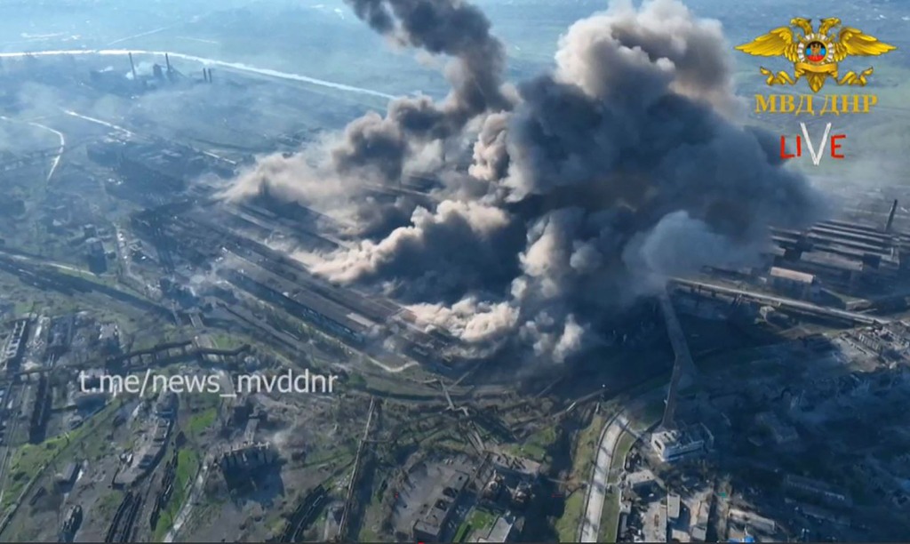 Rauch steigt aus dem Stahlwerk Asowstal in Mariupol auf.