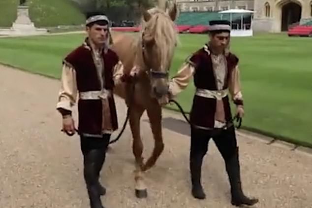 Der 96-jährige König erhielt ein seltenes Karabach-Pferd auf dem Windsor Castle Square, einen Tag bevor er die königlichen Beobachter mit einem Besuch der Paddington Station überraschte, um die Elizabeth Line zu eröffnen