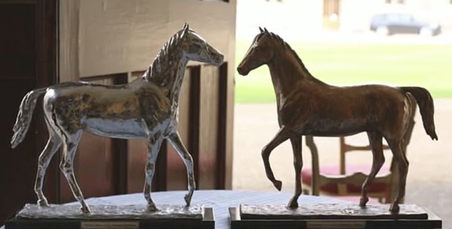 Der Königin wurden auch zwei Pferdestatuen des aserbaidschanischen Bildhauers Faik Hajiyev überreicht