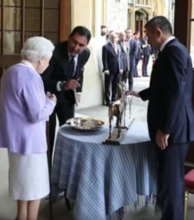 Ihre Majestät die Königin bewunderte die beiden Geschenke, die Teil eines Pferdegeschenks waren, das ihr der Präsident von Aserbaidschan überreichte
