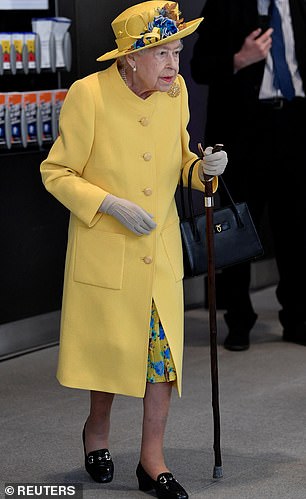 Die Königin, die in einen komplett gelben Anzug gekleidet war, hatte heute einen unerwarteten öffentlichen Auftritt