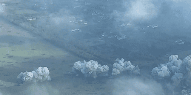 Nach Explosionen der russischen Armee in Nowomikhalevka in der Ukraine steigt Rauch in den Himmel auf.