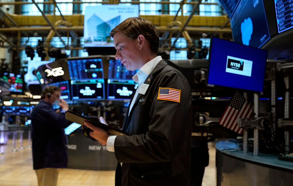 Händler arbeiten vor Ort während der Eröffnungsglocke der New Yorker Börse in New York City am 16. Mai 2022. - US-Aktien starteten am Montag rückläufig, nachdem sie in der vorherigen Sitzung gestiegen waren, aufgrund von Bedenken hinsichtlich des Wachstums der Inlandsmarkt und anhaltende globale Volkswirtschaften.  (Foto von Timothy A. Clary/AFP) (Foto von Timothy A. Clary/AFP über Getty Images)