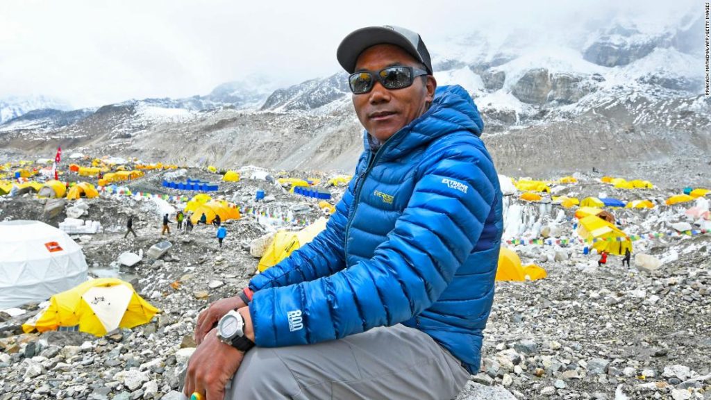 Ein nepalesischer Beamter sagte, der Sherpa habe seinen Rekord mit der 26-maligen Besteigung des Everest erneut gebrochen