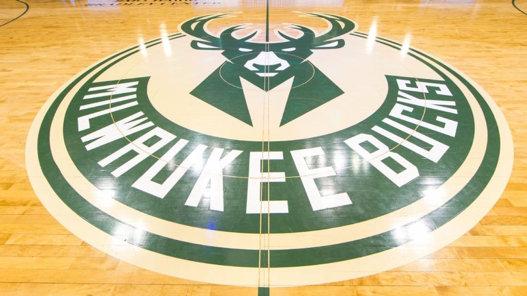 Gegen Ende eines Boston Celtics-Milwaukee Bucks 6-Spiels zu schießen, lässt Fans im überfüllten Deer District durch die Straßen fliehen