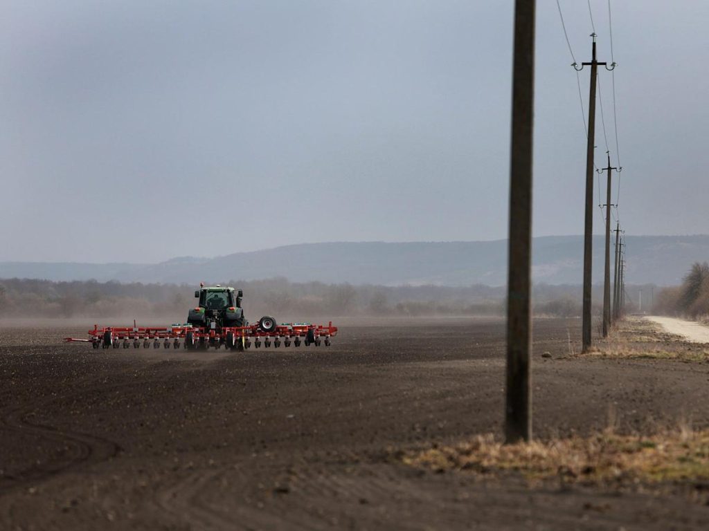 Russische Streitkräfte stahlen landwirtschaftliche Fahrzeuge im Wert von 5 Millionen US-Dollar von der John Deere Agency, die Gerätediebe aus der Ferne fernhielt