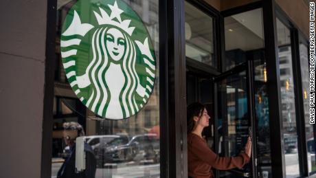 Starbucks-Läden im ganzen Land stimmen für den Beitritt zu Gewerkschaften. 