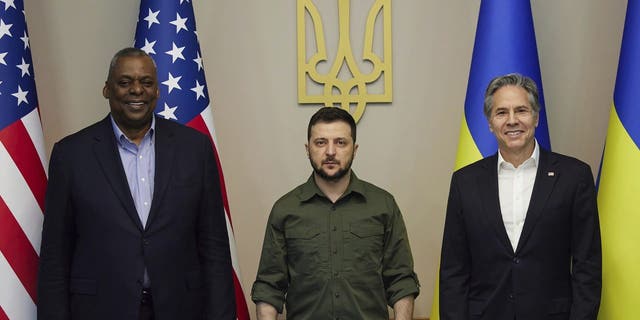 US-Verteidigungsminister Lloyd Austin, der ukrainische Präsident Wolodymyr Selenskyj und US-Außenminister Anthony Blinken posieren für ein Foto während ihres Treffens am 24. April in Kiew, Ukraine. 