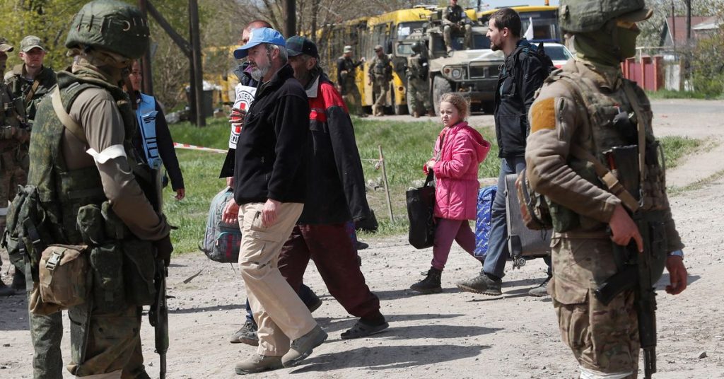 Zivilisten, die während einer UN-geführten Evakuierung aus den Bunkern von Azovstal fliehen