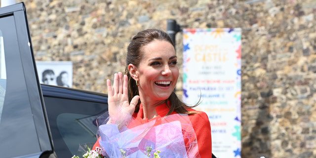 Kate Middleton hält einen Blumenstrauß in der Hand, als sie Cardiff Castle am 4. Juni 2022 in Cardiff, Wales, verlässt.