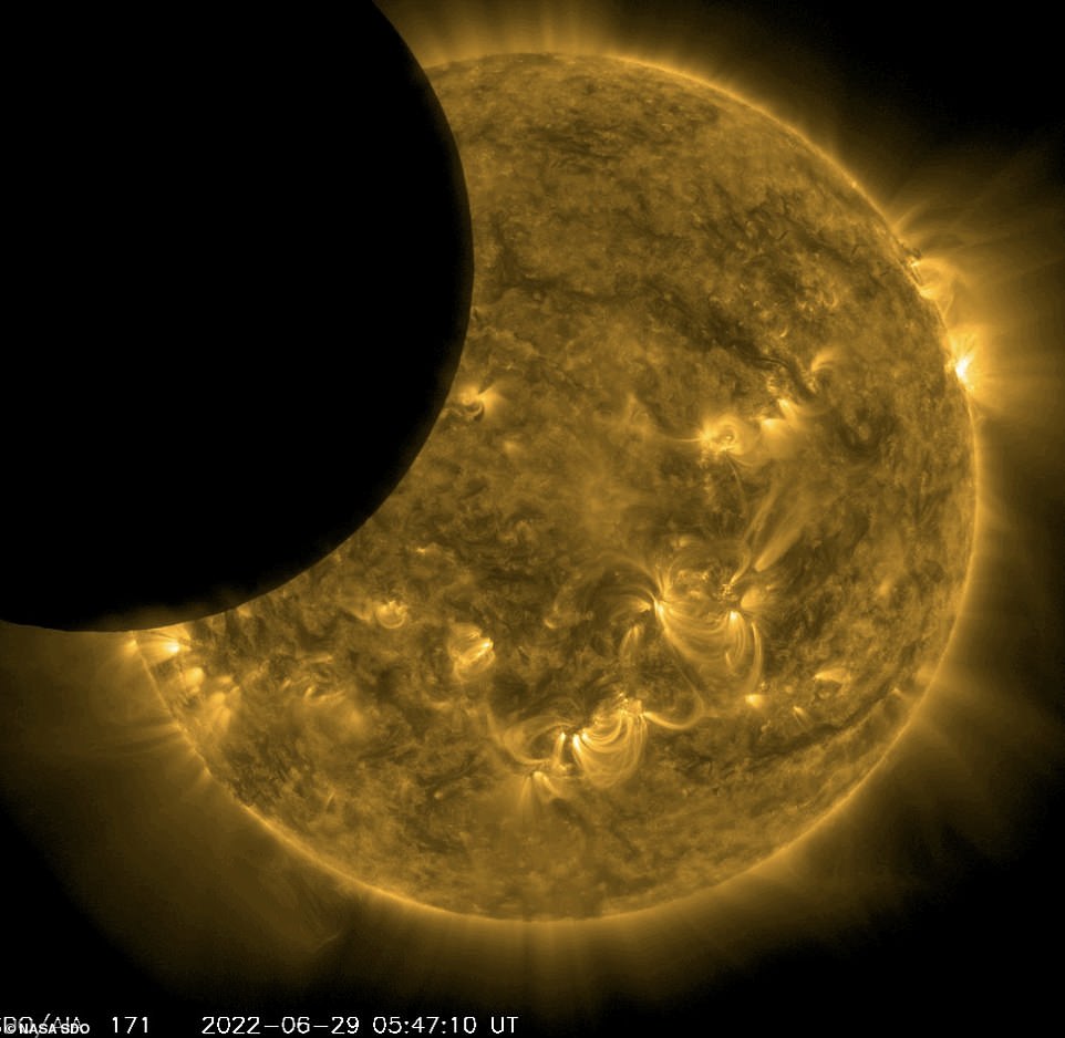 Das Solar Dynamics Observatory der NASA hat Bilder einer partiellen Sonnenfinsternis von seiner privilegierten Position im Weltraum aus aufgenommen – dem einzigen Ort, an dem sie sichtbar war.