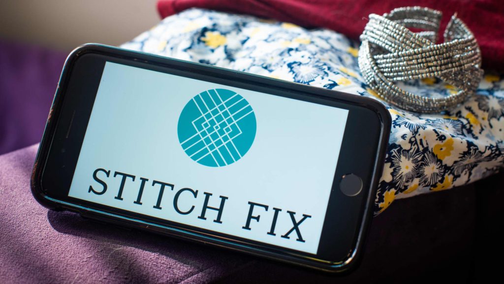 Die Aktien von Stitch Fix stürzen ab, da das Unternehmen 15 % seiner Angestellten anbietet