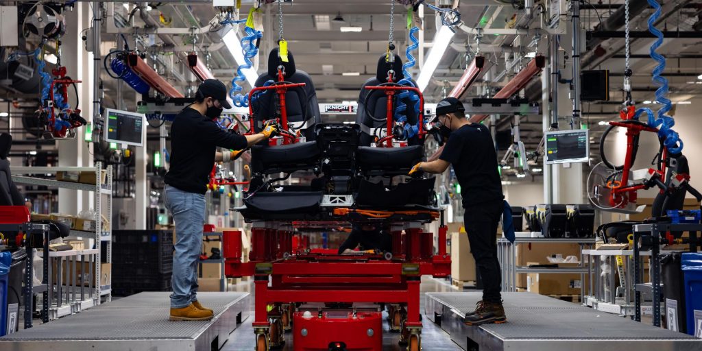 Teslas Richtlinie zur Fernarbeit bringt Amazon dazu, unzufriedene Mitarbeiter zu stehlen