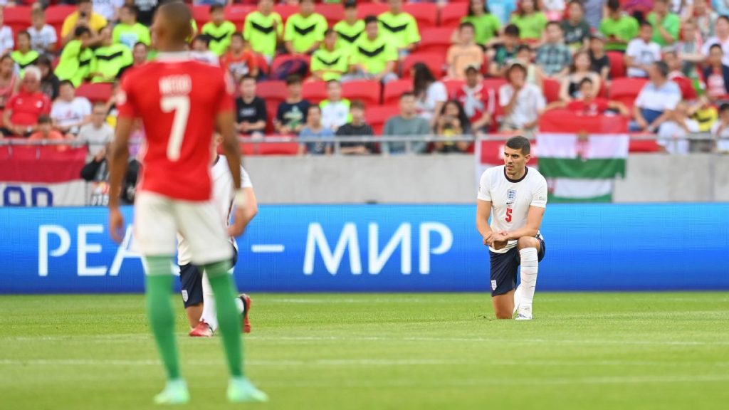 Ungarns Kinder haben englische Spieler ausgebuht, weil sie vor dem Spiel der Nations League ins Knie getreten haben
