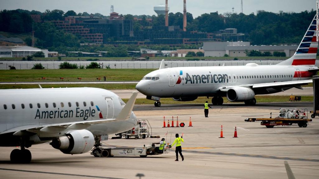American Airlines hat die Pilotengehälter verdreifacht, nachdem ein Planungsfehler Tausende von Flügen ohne Piloten hinterlassen hatte