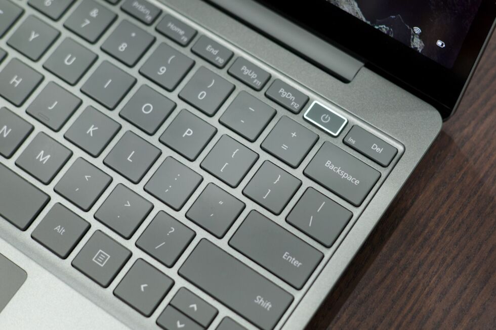 Das Surface Laptop Go 2 hat keine hintergrundbeleuchtete Tastatur, obwohl der auf dem Netzschalter installierte Fingerabdruckleser eine nette Geste ist.
