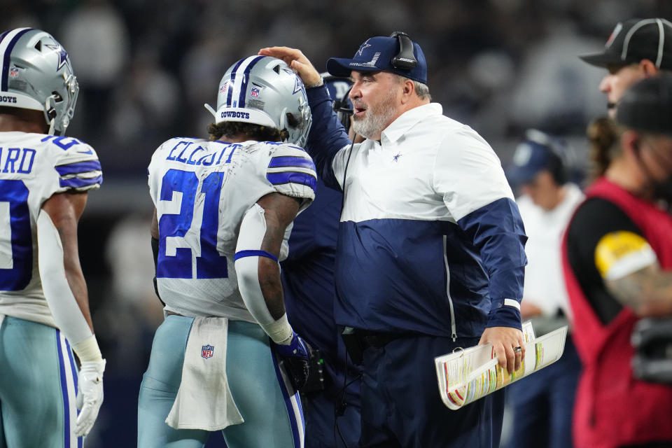 Dallas Cowboys-Trainer Mike McCarthy (rechts) bekundet weiterhin seine Unterstützung für Ezequiel Elliott, auch wenn Fragen über Elliotts Zukunft mit dem Team auftauchen.  (Foto von Cooper Neal/Getty Images)