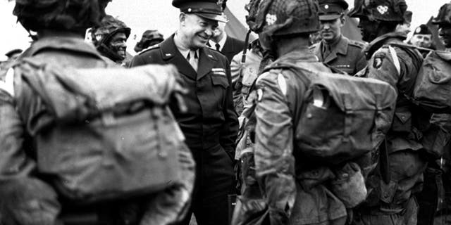 General Eisenhower gibt die Tagesordnung, "Kompletter Sieg - sonst nichts" Die Fallschirmjäger waren in England, kurz bevor sie ihre Flugzeuge bestiegen, um am ersten Angriff bei der Eroberung Europas teilzunehmen.