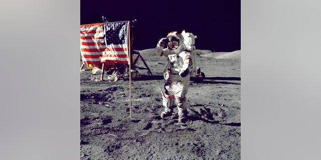Astronaut Eugen A.  Cernan, der Kommandant von Apollo 17, grüßt die amerikanische Flagge auf der Mondoberfläche während extravehikulärer Aktivitäten (EVA) auf der jüngsten Mondlandemission der NASA.  Mondeinheit "Herausforderer" Im linken Hintergrund befindet sich die Flagge und die Lunar Rovers (LRV) sind ebenfalls im Hintergrund.  Cernan war der letzte Mensch, der nach Abschluss des Apollo-Programms den Mond betrat. 