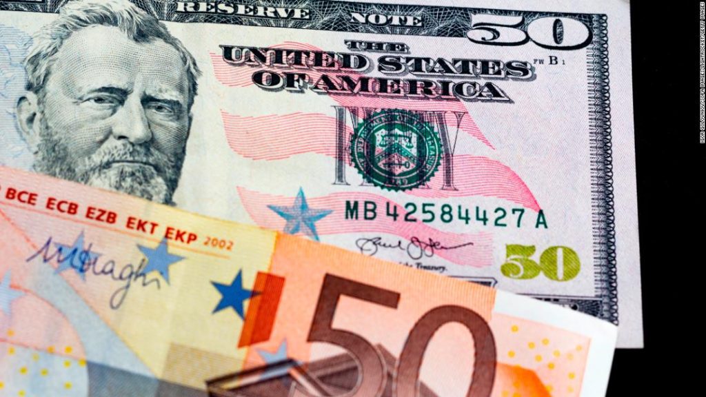 Der Euro und der Dollar sind zum ersten Mal seit 20 Jahren um weniger als einen halben Pence von der Parität entfernt